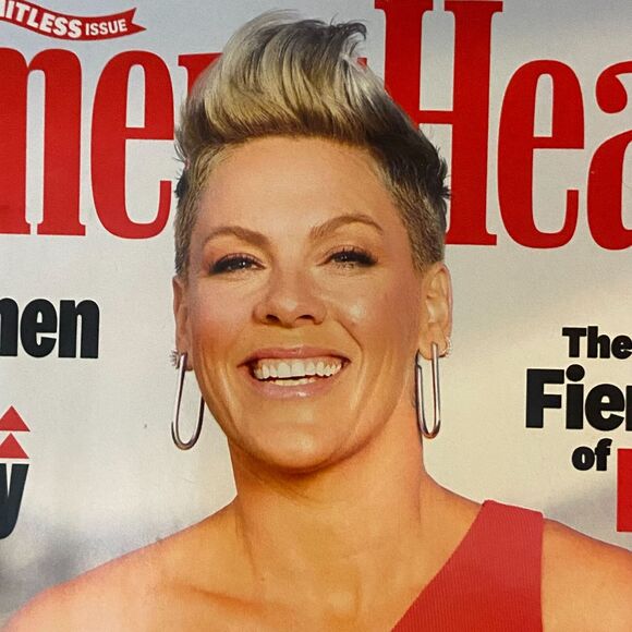 Womens Health March 2023 Radical Fierceness Pink Water Therapy Lift Heavy - Picture 3 of 10